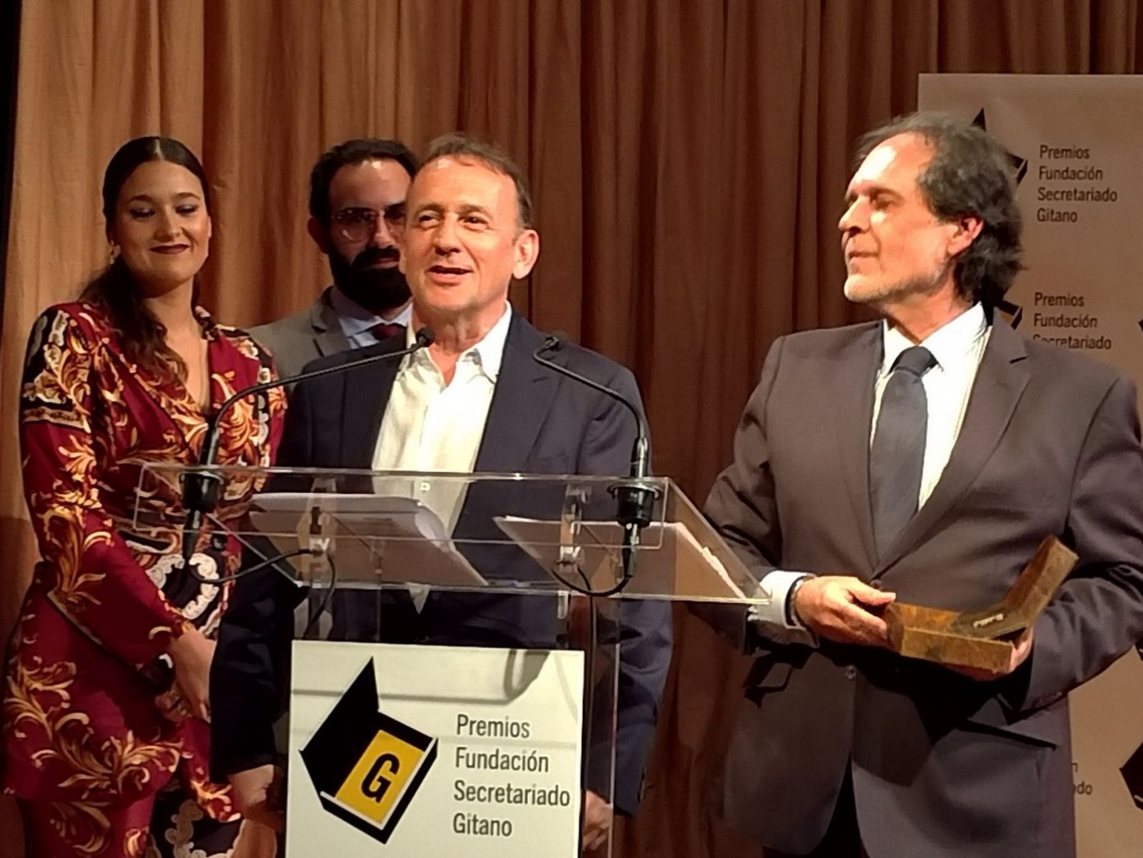 Joaquín López Bustamante y Manuel Moraga, recogiendo el premio ayer en Madrid