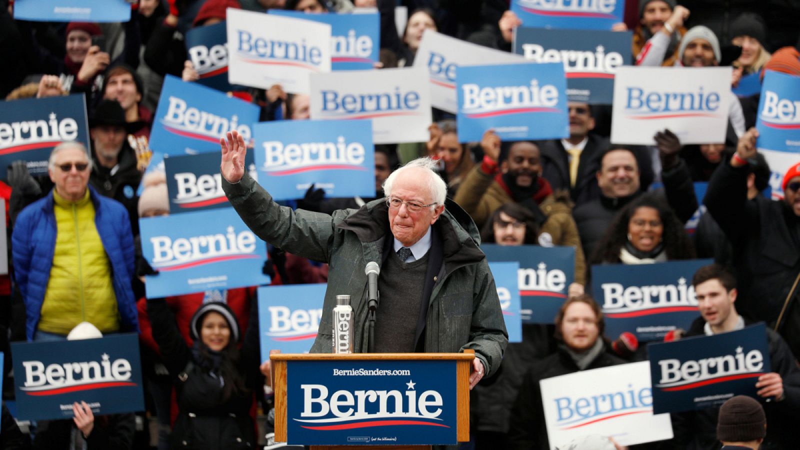 El candidato presidencial y senador por Vermont Bernie Sanders habla en un mitin en Nueva York