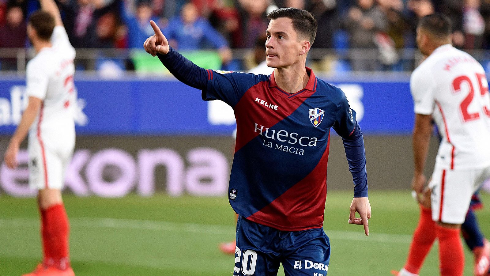 Juanpi Añor celebra el primer gol del Huesca.