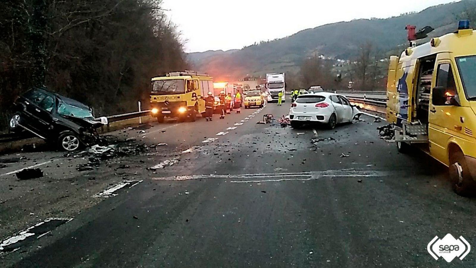 Los dos vehículos afectados por la colisión producida en Lena, Asturias