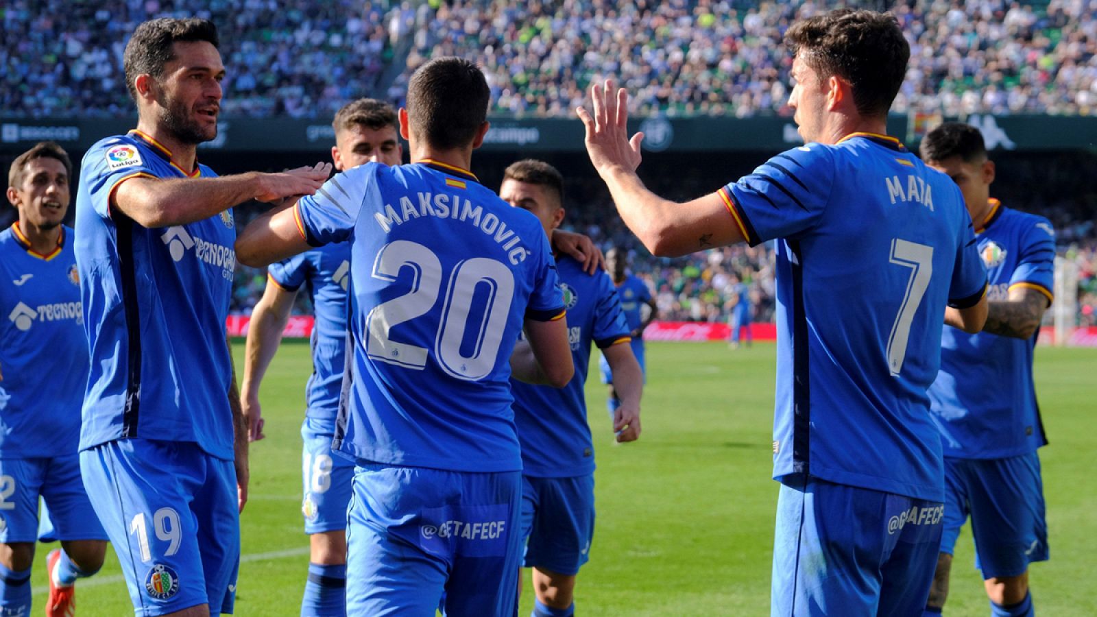 Los jugadores del Getafe celebran el gol de Jaime Mata