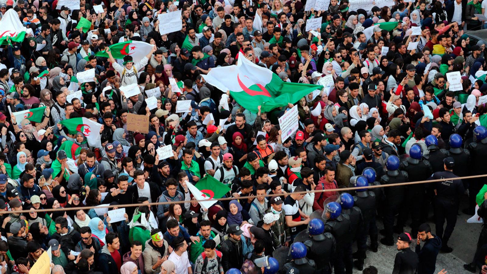 Estudiantes argelinos protestan contra la decisión del presidente del país, Abdelaziz Buteflika, de optar a un quinto mandato pese a su enfermedad