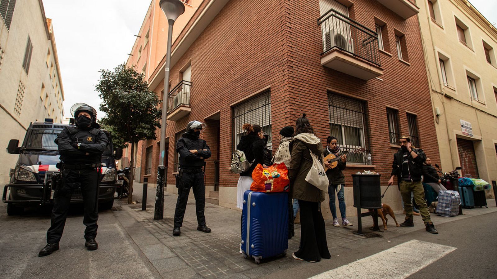 Los Mossos desalojan un edificio ocupado en Barcelona el pasado mes de febrero