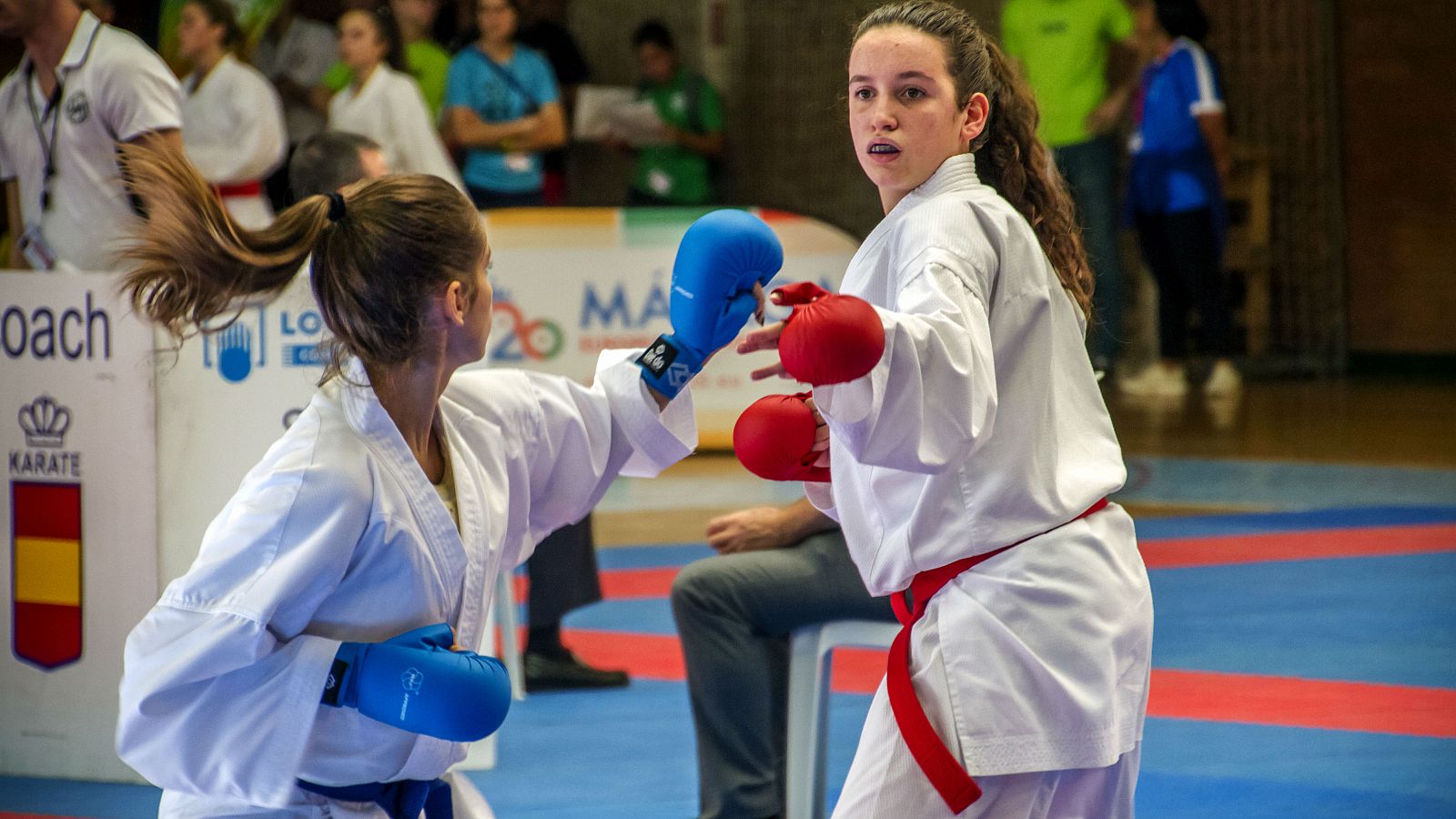 Dos karatekas compiten en la liga femenina sub-21
