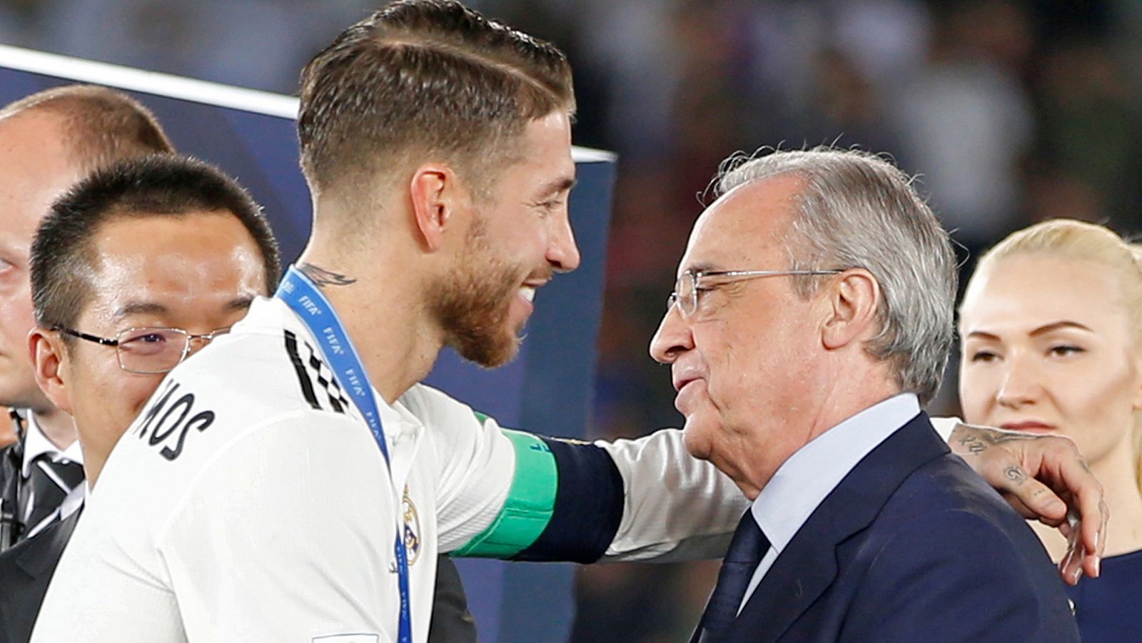 Sergio Ramos y Florentino Pérez se saludan cordialmente tras el pasado Mundialito ganado por el Madrid.