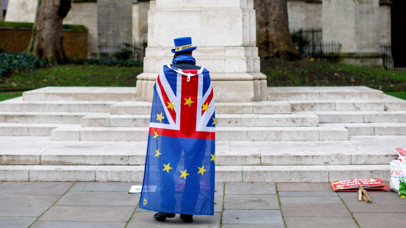 Un detractor del 'Brexit' protesta frente al Parlamento británico