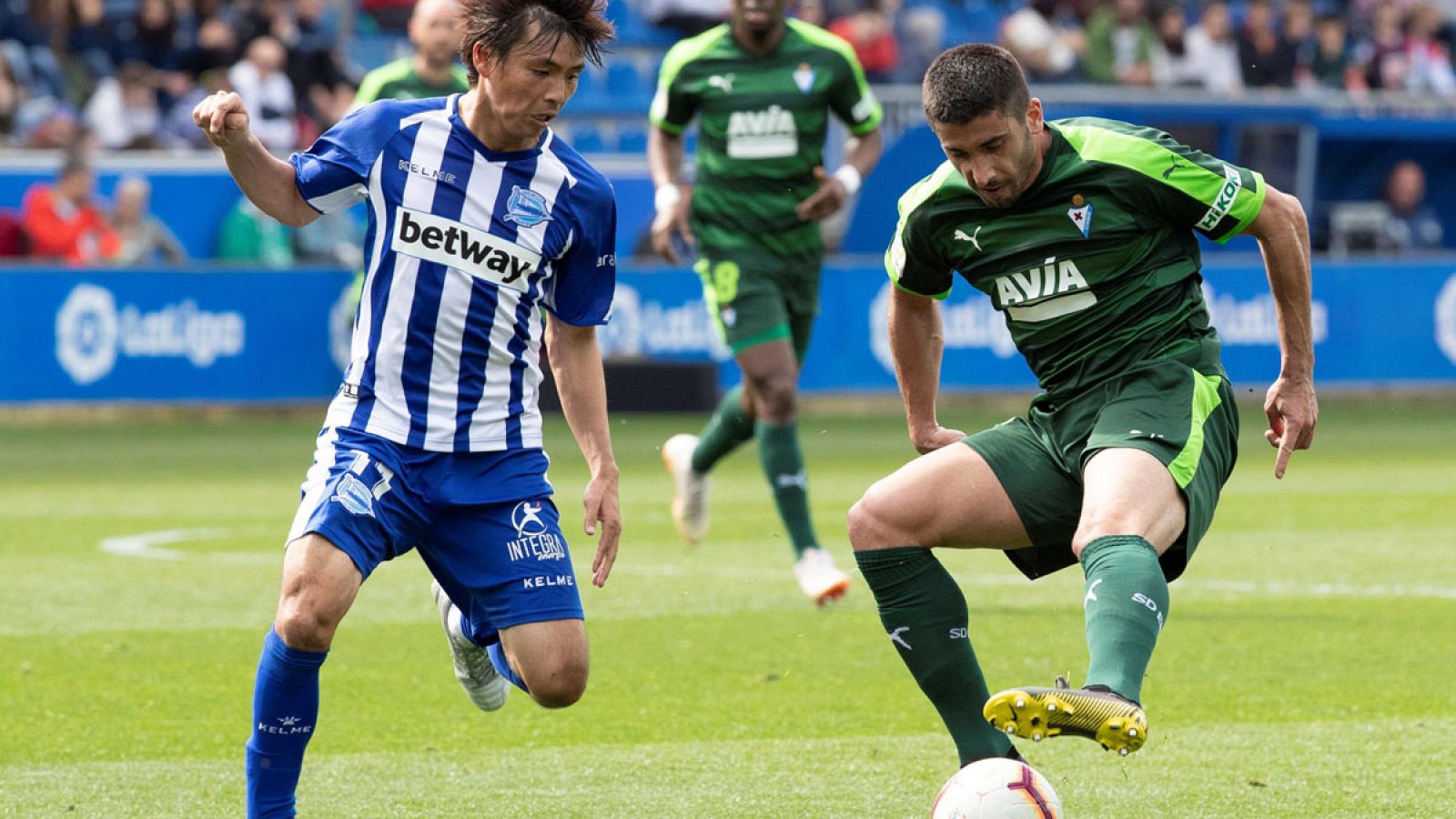 Takashi Inui y Pedro Bigas disputan un balón durante el Alaves-Eibar