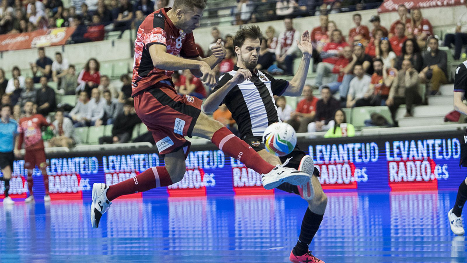 Andresito trata de empalmar un balón