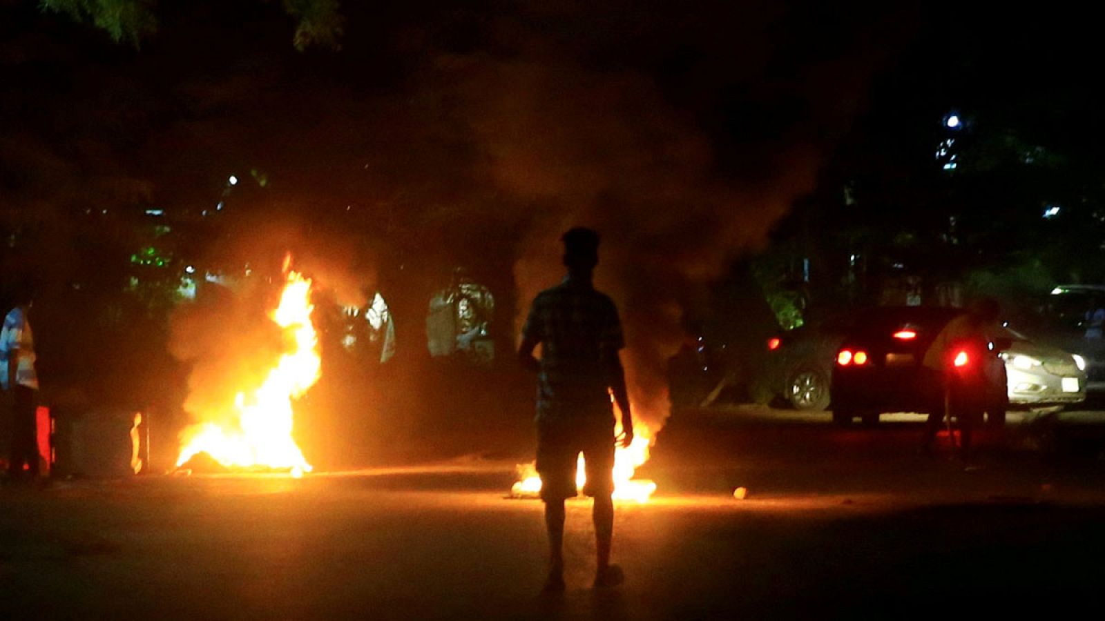 Imagen del 23 de febrero de 2019 de los incendios provocados por los manifestantes en una calle de Jartum, Sudán.