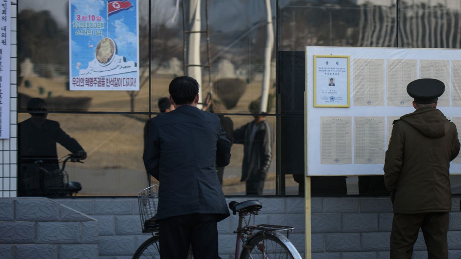 Tablón con las listas electorales de las elecciones de la Asamblea Popular Suprema de Corea del Norte en una calle de Piongyang.