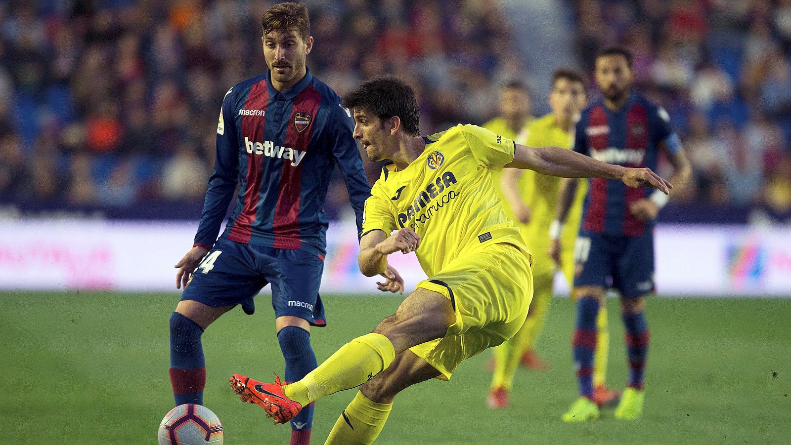 El delantero del Villarreal Gerard Moreno (d), ante el centrocampista del Levante Campaña (i).