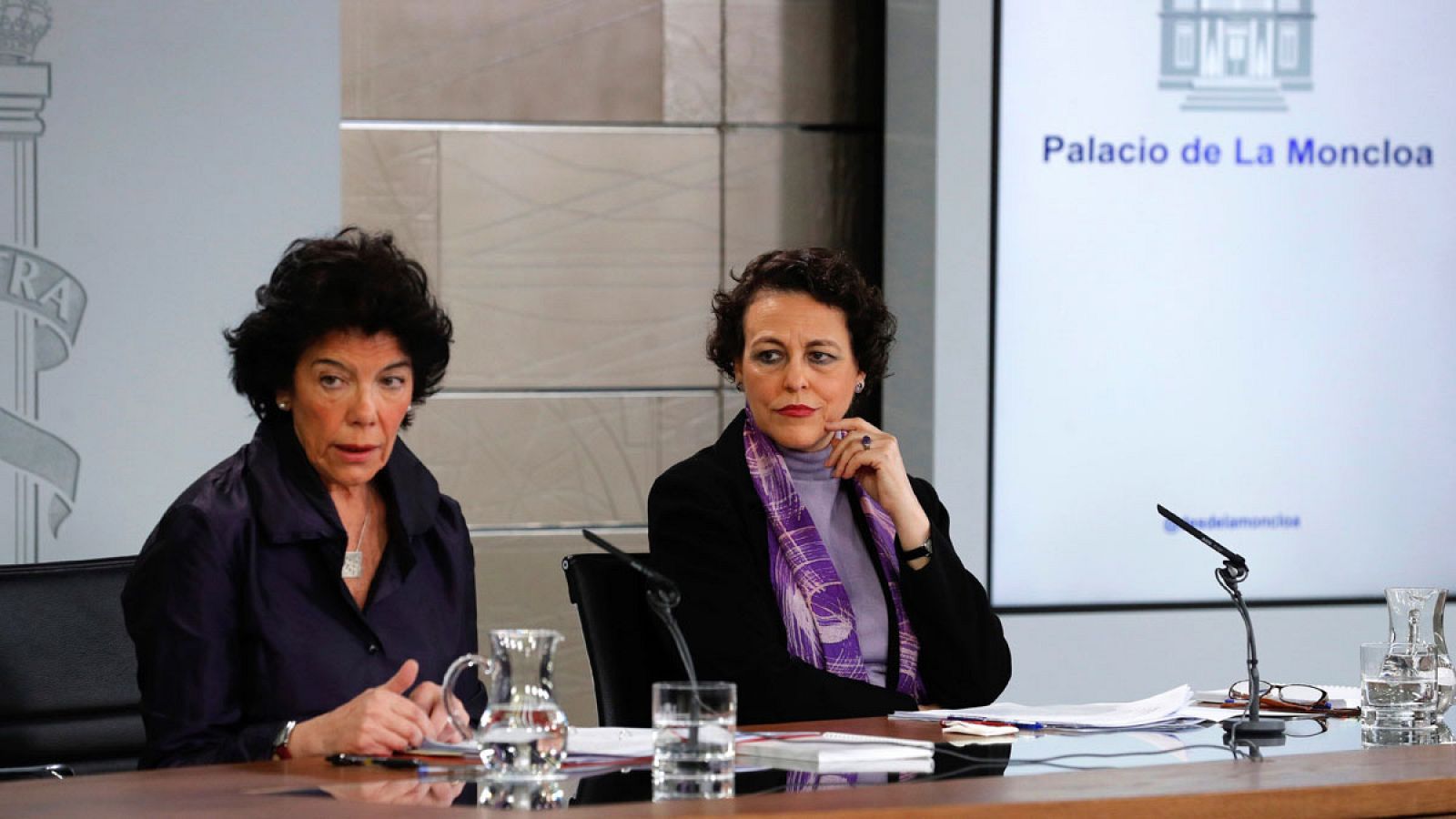 La portavoz del Gobierno, Isabel Celaá, y la ministra de Trabajo, Magdalena Valerio (d), durante la rueda de prensa celebrada tras la reunión del Consejo de Ministros del 8 de marzo de 2019.
