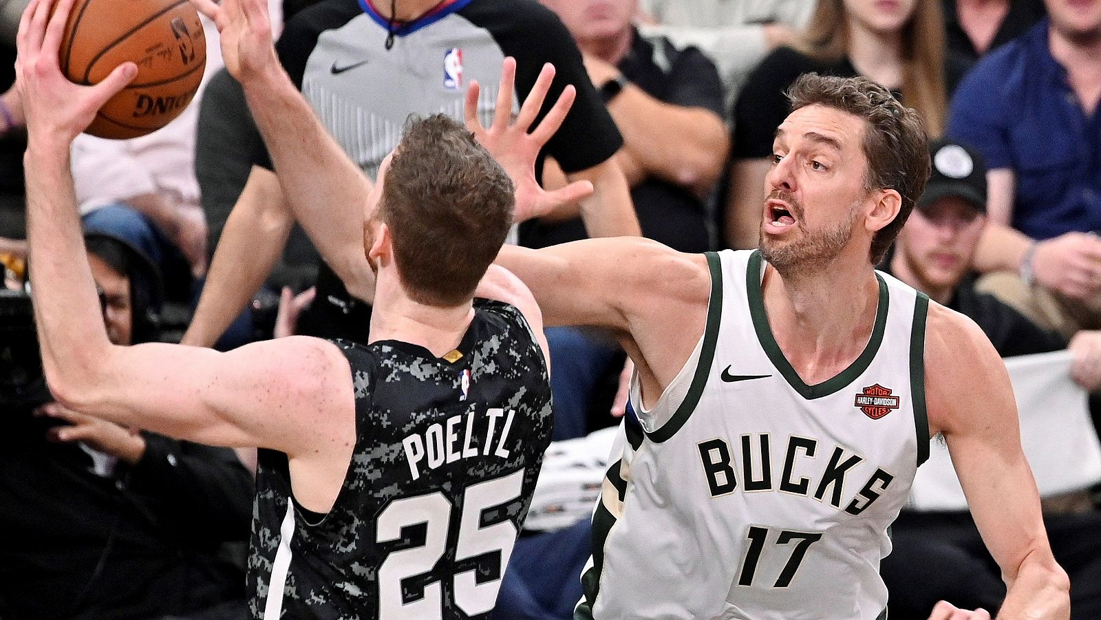 Pau Gasol, de los Milwaukee Bucks, y Jakob Poeltl de San Antonio Spurs, disputan el balón este domingo.