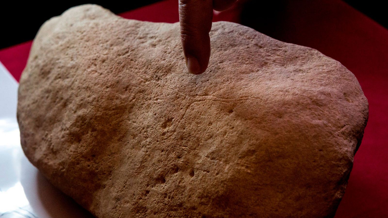 La pieza es una piedra calcárea de unos 30 centímetros de longitud en la que se distinguen dos figuras humanas y dos aves.