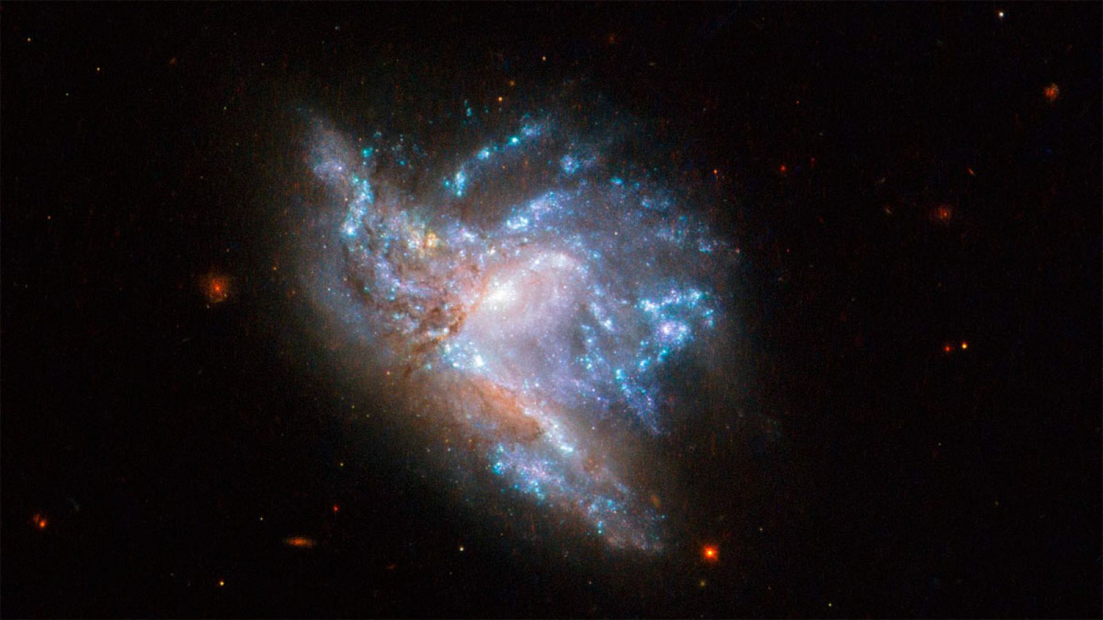 'NGC 6052' es en realidad dos galaxias que están en proceso de colisión.