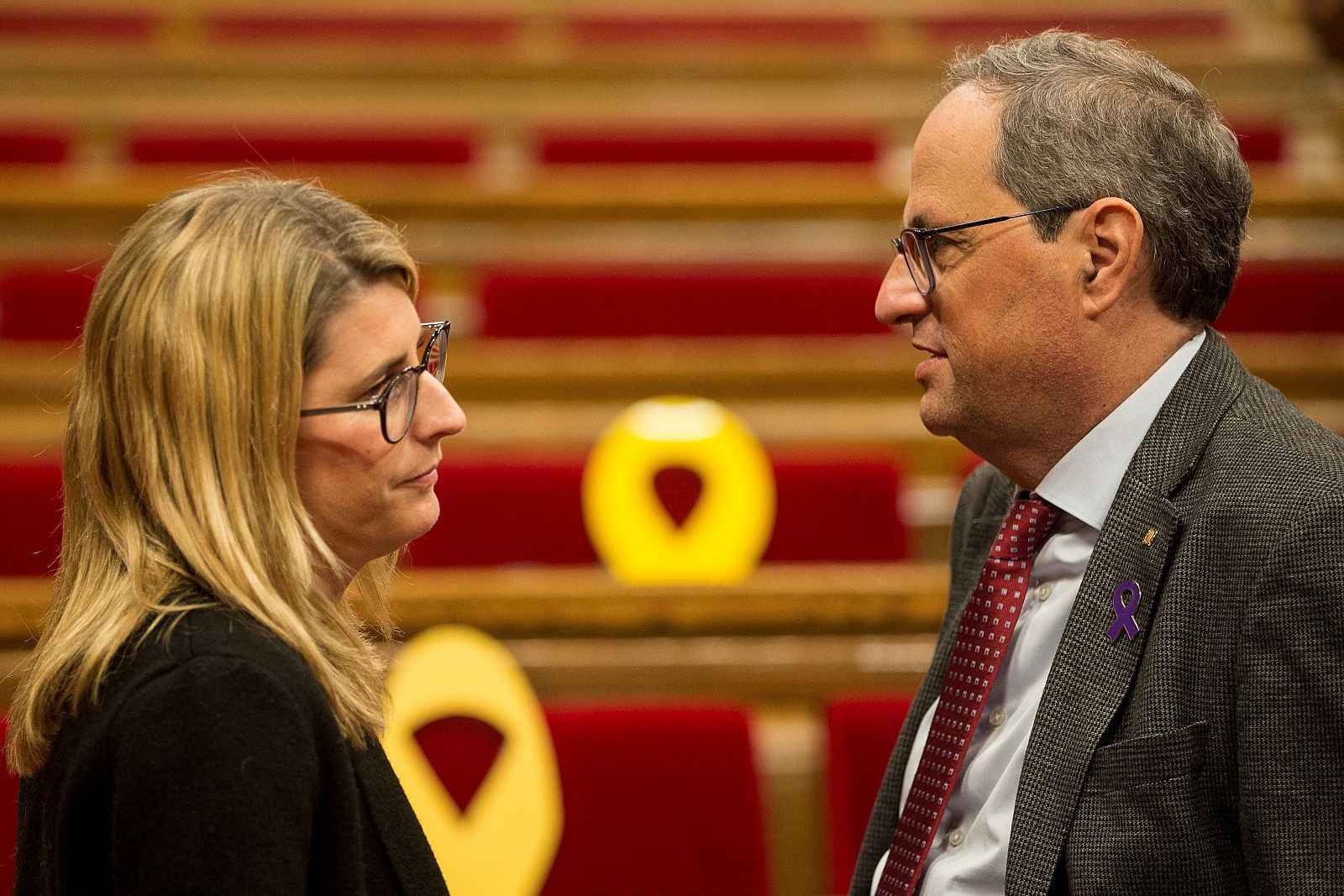 El presidente de la Generalitat, Quim Torra, conversa con la consellera de Presidencia, Elsa Artadi,