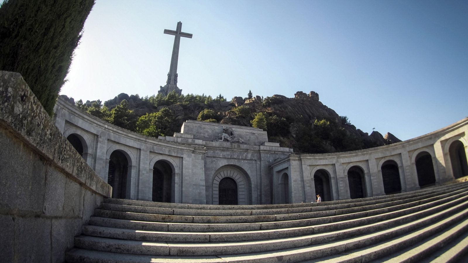 Vista de la fachada principal de la basílica del Valle de los Caídos, con la cruz al fondo