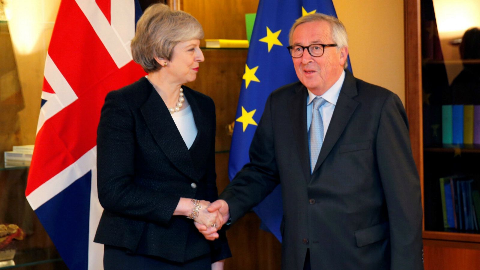 Theresa May y Jean-Claude Juncker, este lunes en Estrasburgo