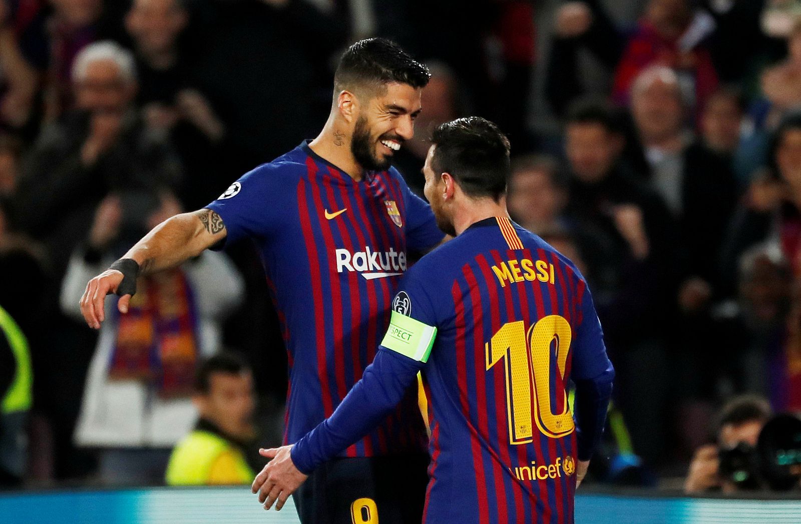 Luis Suárez y Lionel Messi celebran el primer gol del FC Barcelona frente al Olympique de Lyon.