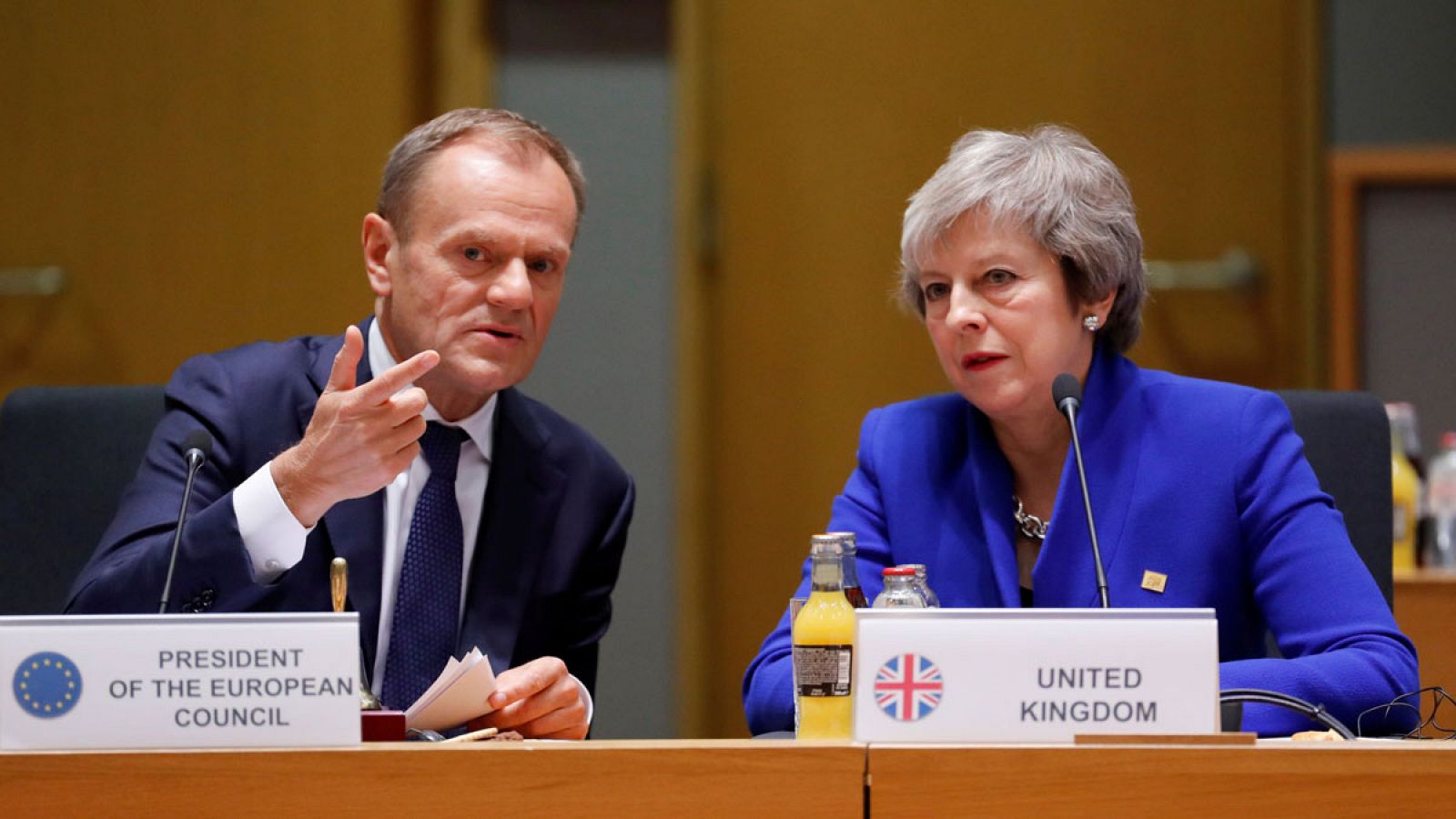 El primera ministra británica, Theresa May (R), y el presidente del Consejo de la Unión Europea, Donald Tusk, durante la cumbre extraordinaria de líderes de la UE para finalizar y formalizar el acuerdo del Brexit