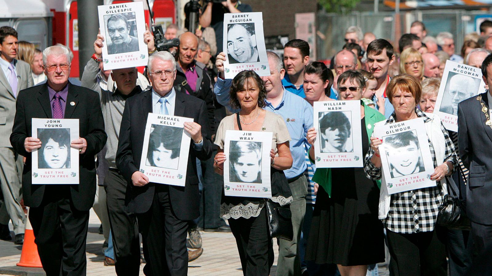 Familiares y amigos de las víctimas del "Bloody Sunday" se manifiestan en la plaza Guildhall de Derry (Reino Unido) en 2010.