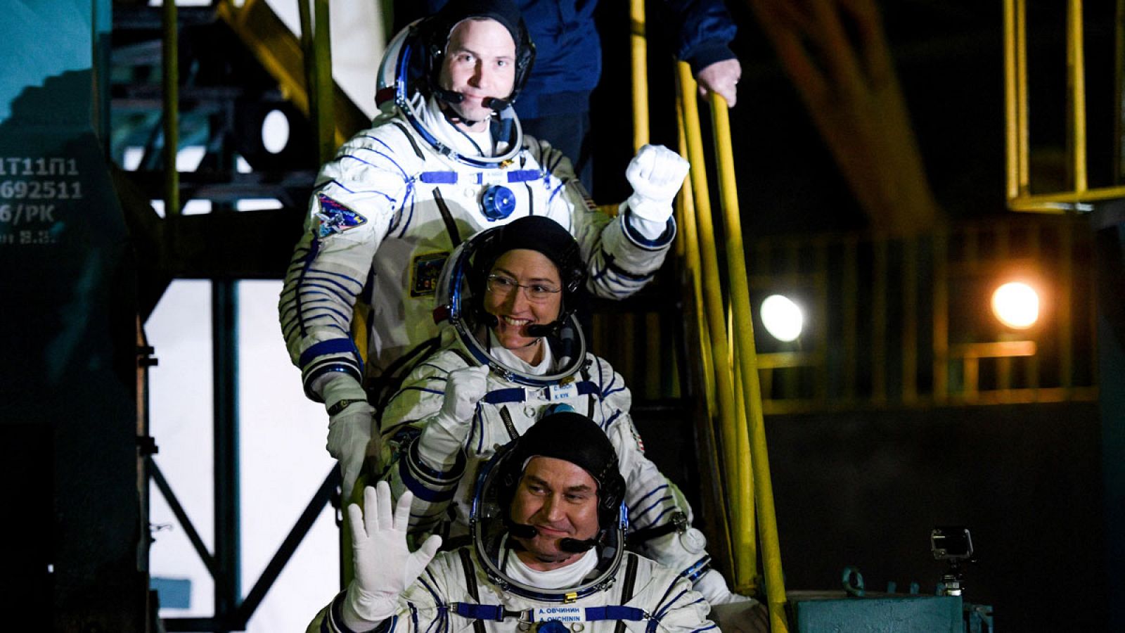 Los tres astronautas que viajan a bordo de la nave espacial Soyuz MS-12