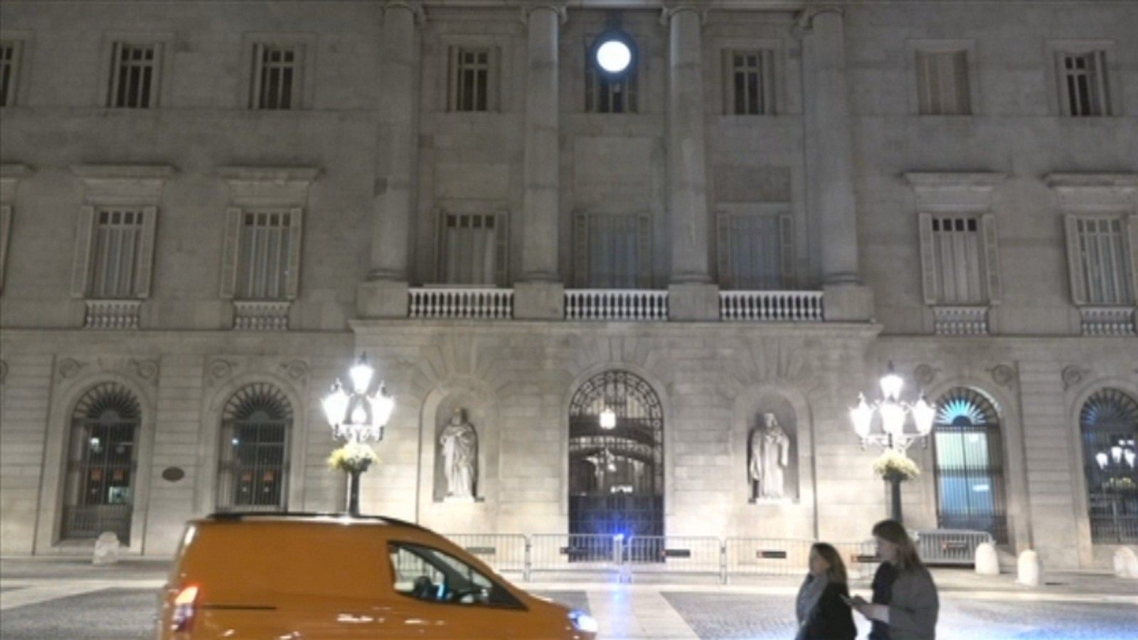 Imagen de la fachada del Ayuntamiento de Barcelona en la plaza Sant Jaume tras la decisión del consistorio de retirar el lazo amarillo atendiendo la orden de la Junta Electoral.