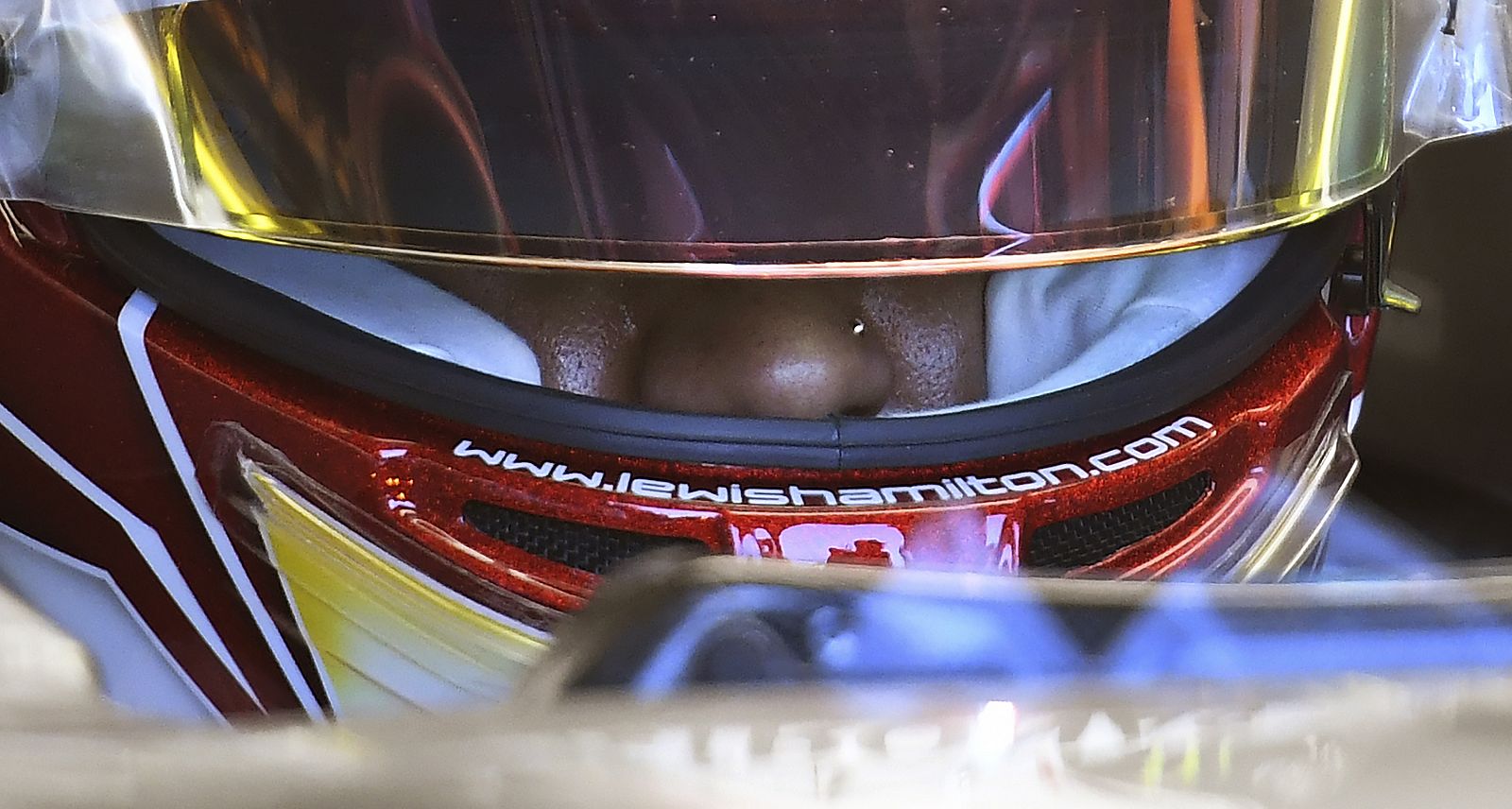Hamilton, metido en su monoplaza y con el casco puesto durante los entrenamientos del GP de Australia
