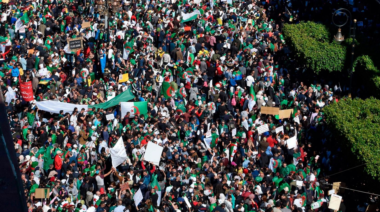 Miles de personas se han echado a las calles por cuarto viernes consecutivo en Argel.