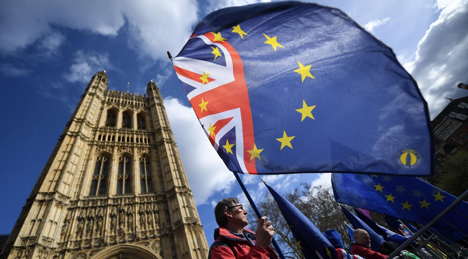 Un manifestante anti "brexit" participa en una protesta en el exterior del Parlamento en Londres.