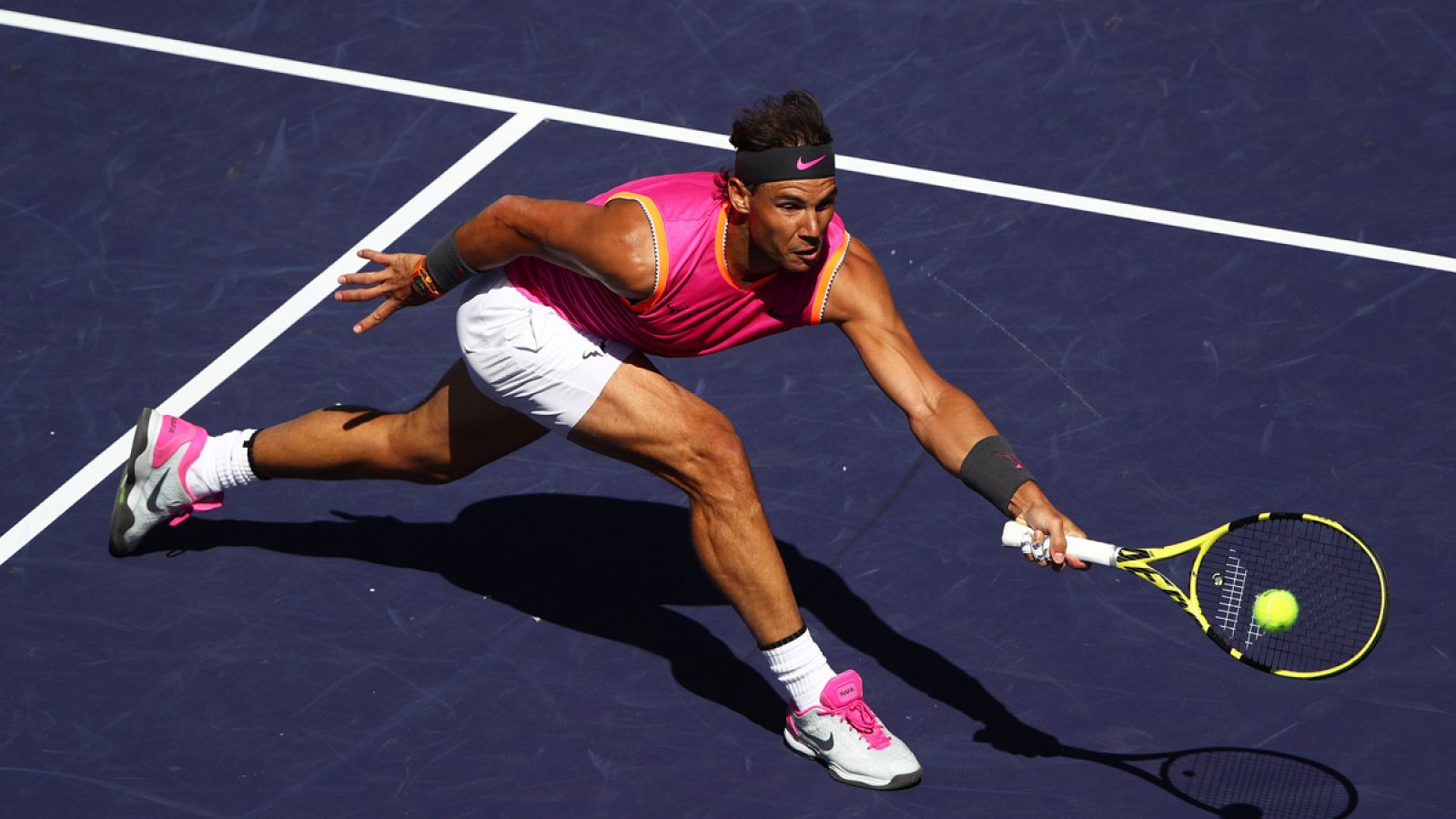 Rafa Nadal se estira para alcanzar una pelota