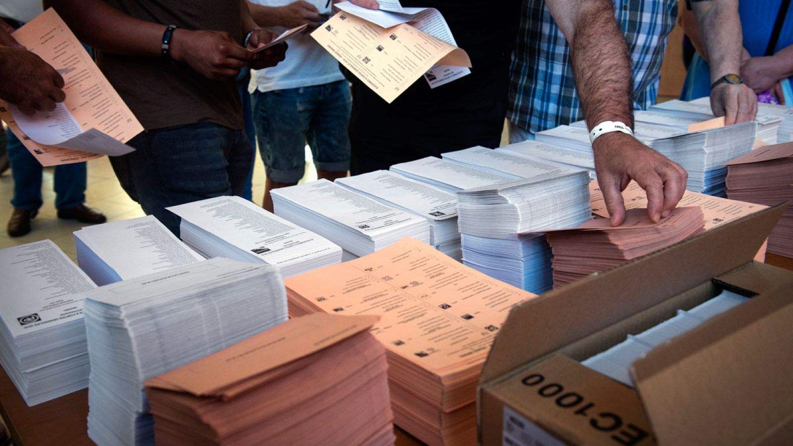 Varias personas antes de votar en un colegio electoral de Vallecas de Madrid en junio de 2016