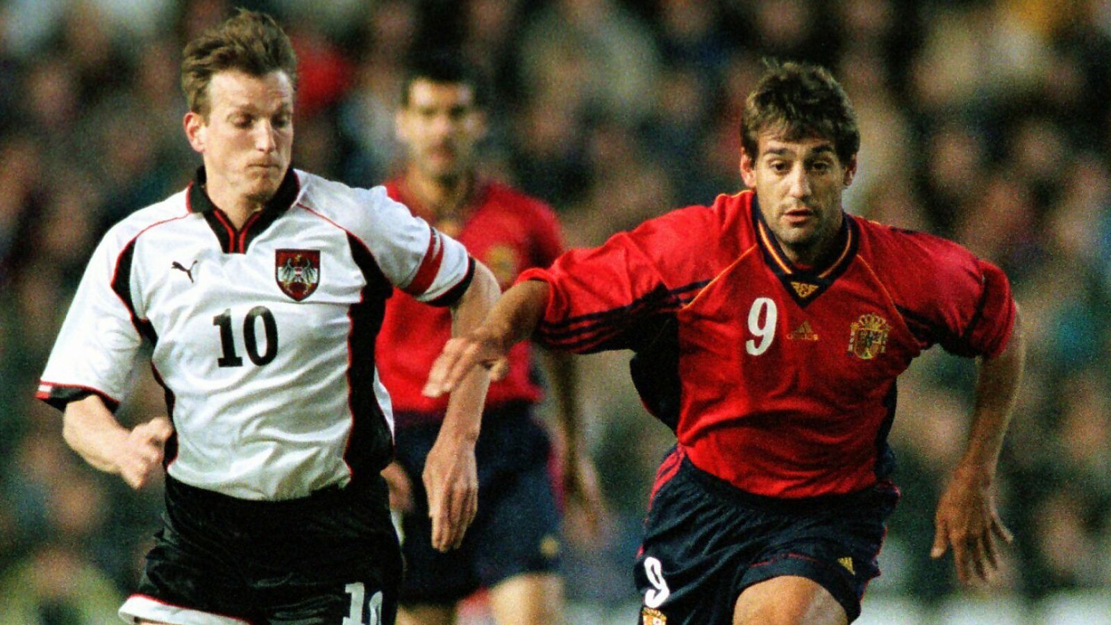 El jugador de la selección española Ismael Urzaiz (D) y el centrocampista austriaco Herzog (I), en el partido de 1999.