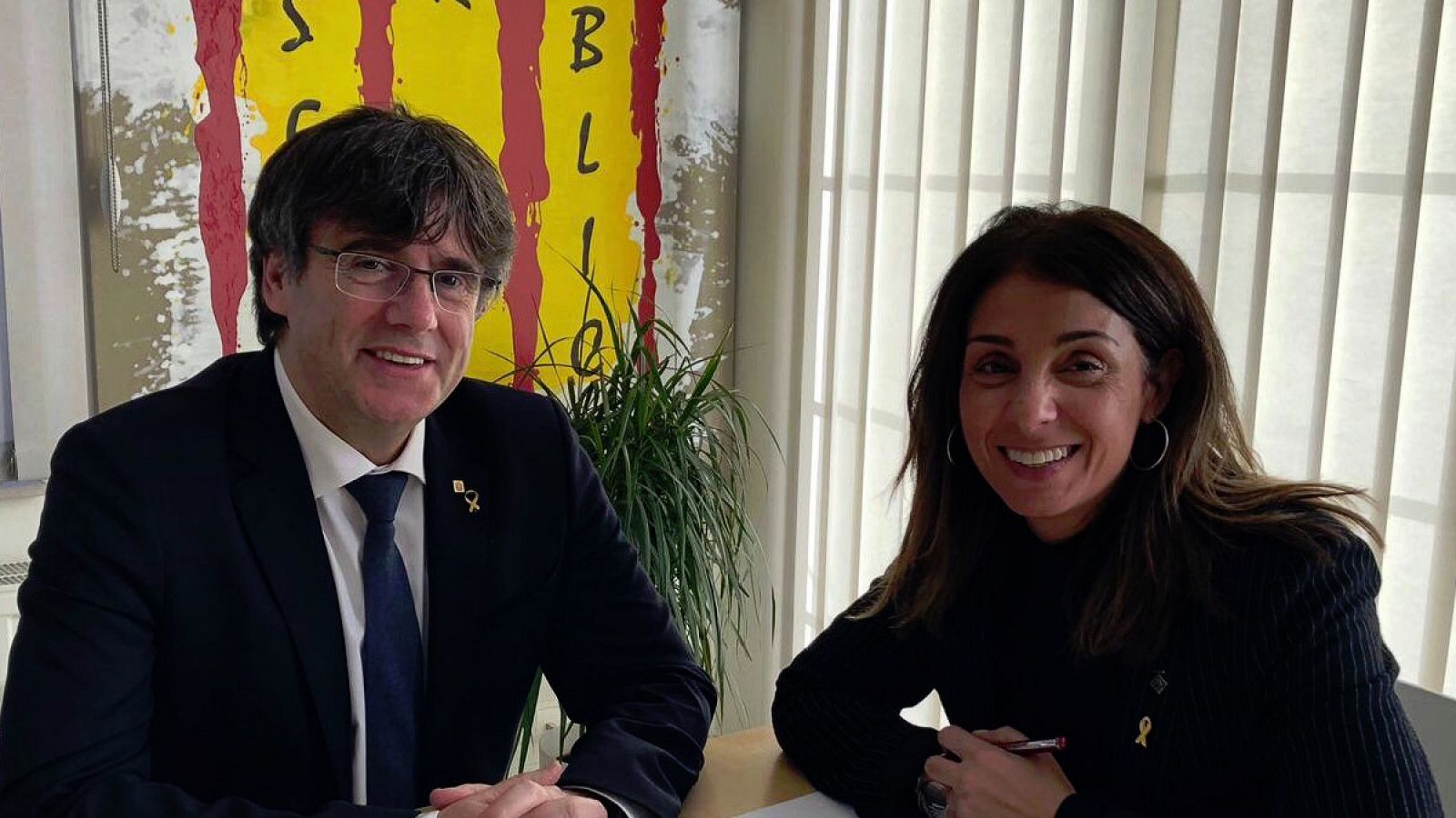 La alcaldesa de la Garriga, Meritxell Budó, en una imagen junto al expresidente catalán Carles Puigdemont