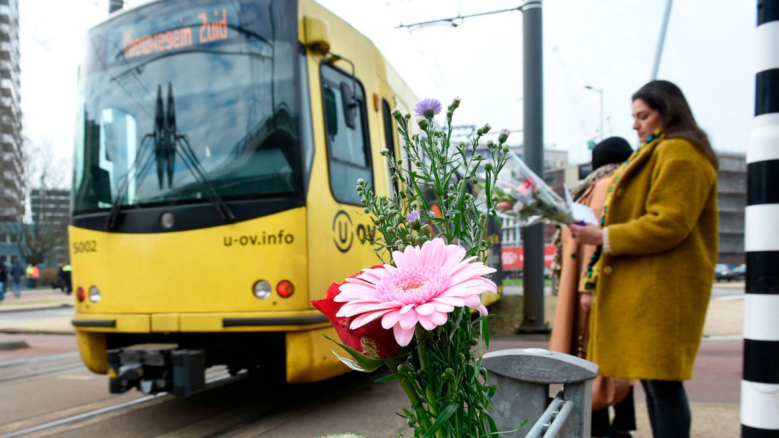 Flores en el tranvía de Utrecht como homenaje a las tres víctimas del atentado