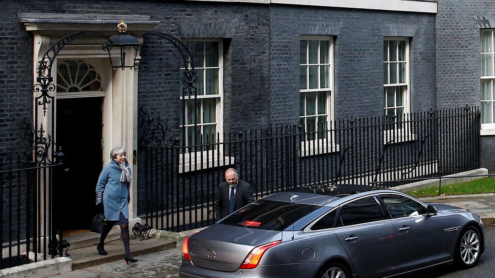 La primera ministra británica, Theresa May, sale de su residencia en el 10 de Downing Street