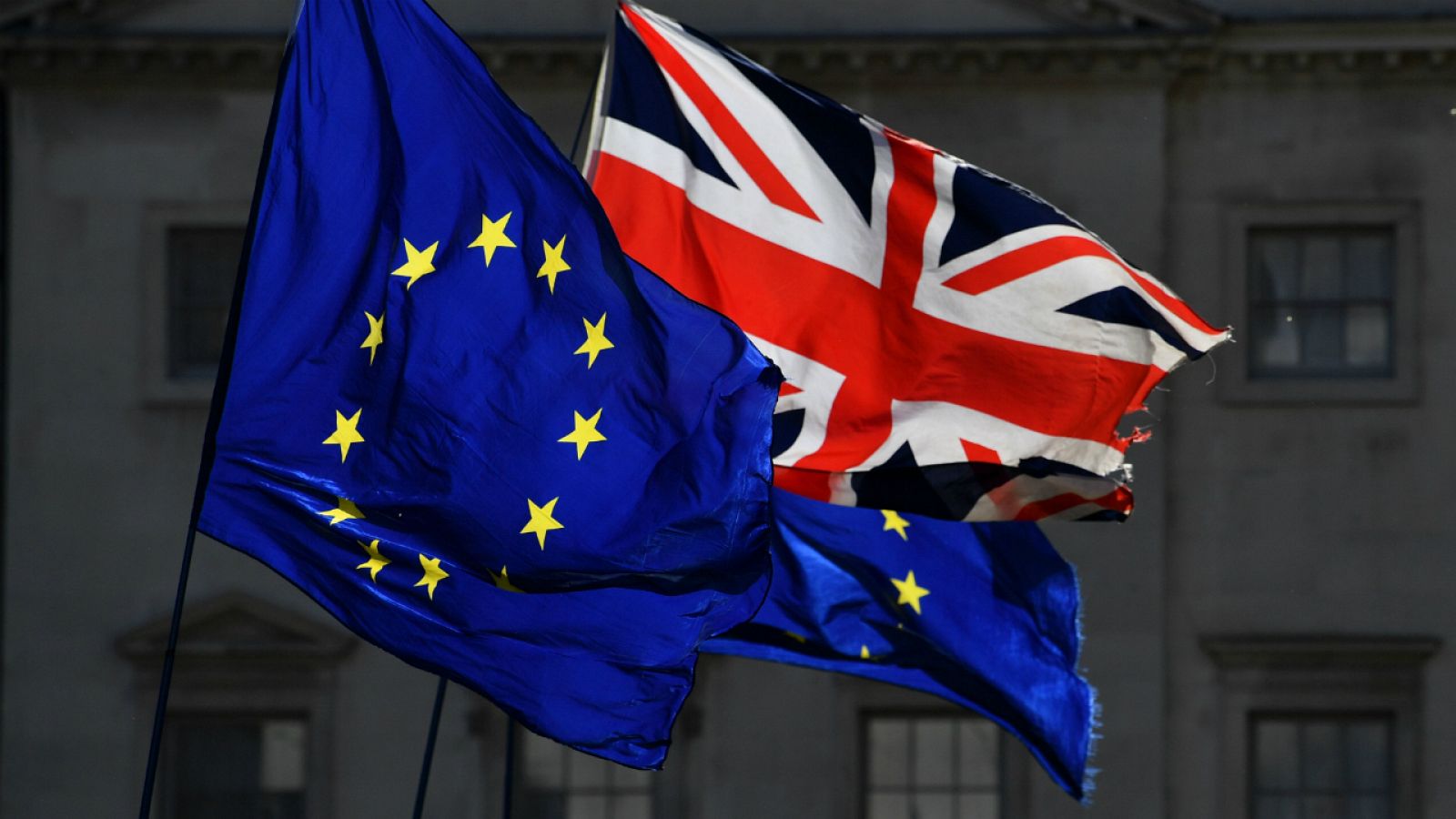 Las banderas de la UE y el Reino Unido ondean frente al Parlamento británico.