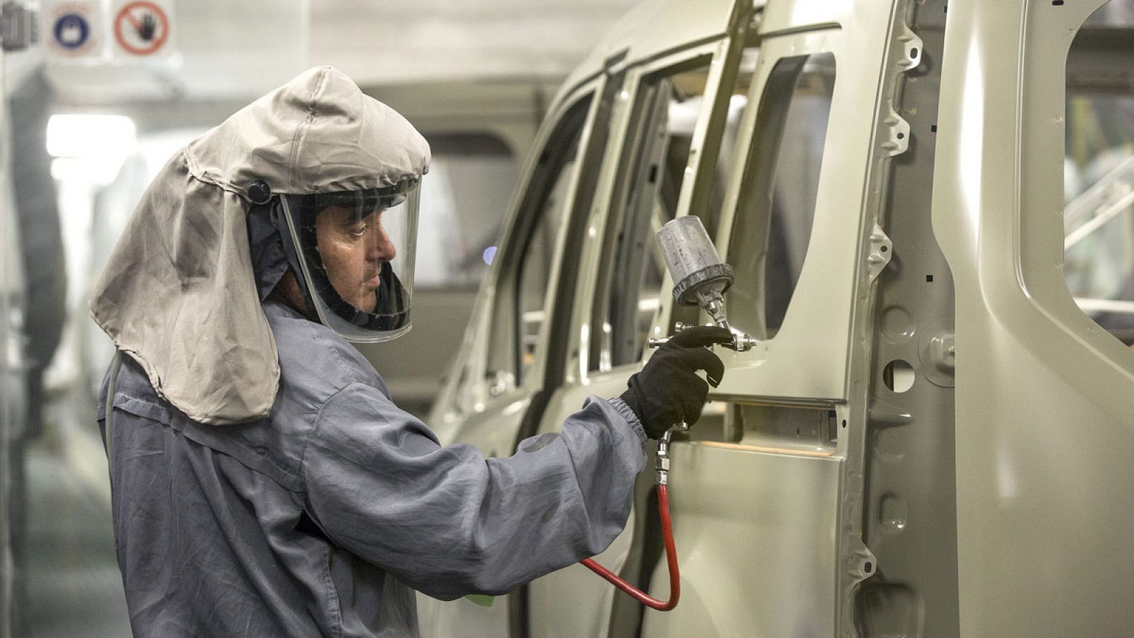 Un trabajador en la planta de pintura de Ford en Almussafes (Valencia)