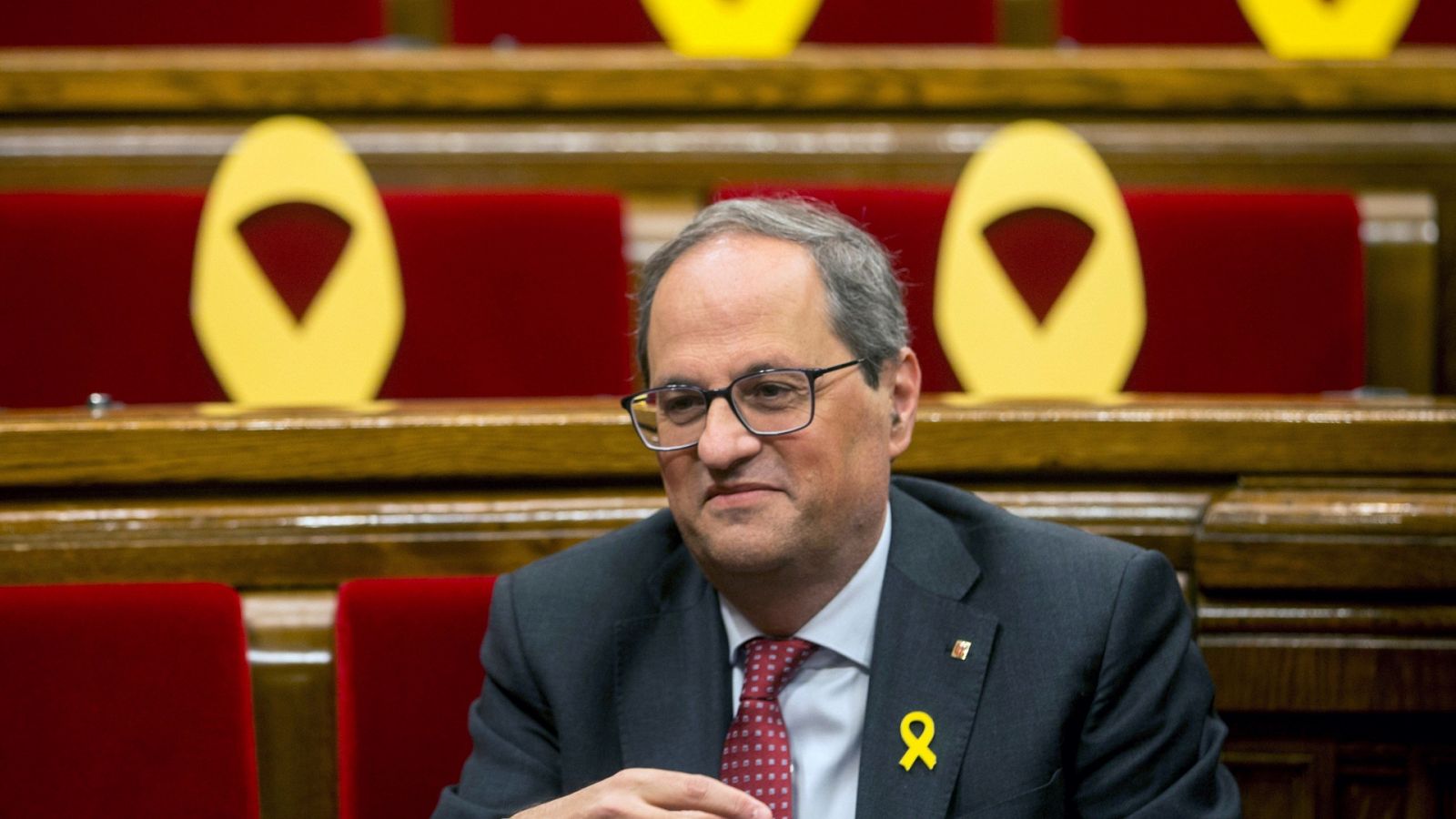 El presidente de la Generalitat de Cataluña, Quim Torra, con lazos amarillos en el Parlament