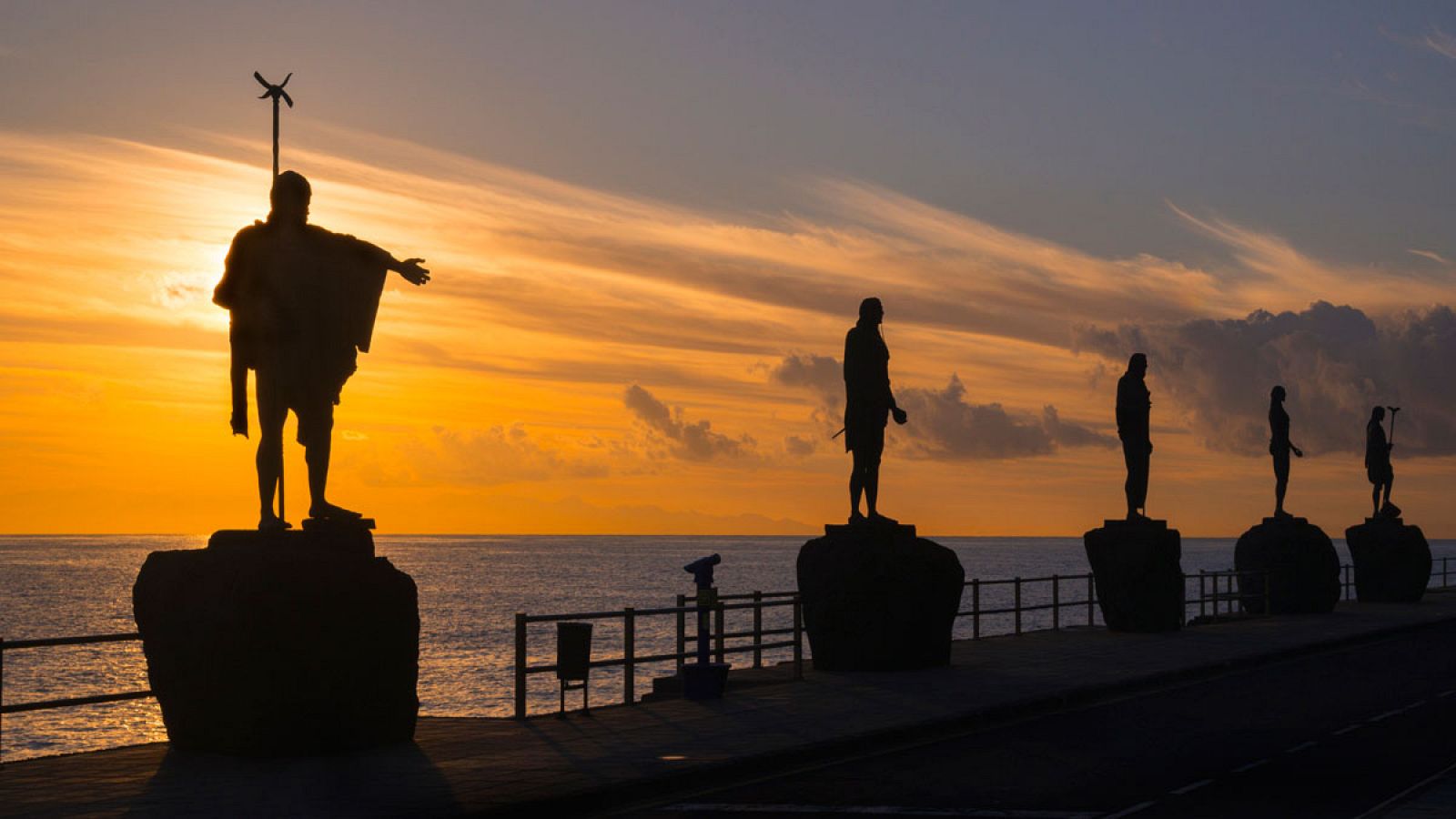 Estatuas de los menceyes guanches erigidas en Candelaria (Tenerife).