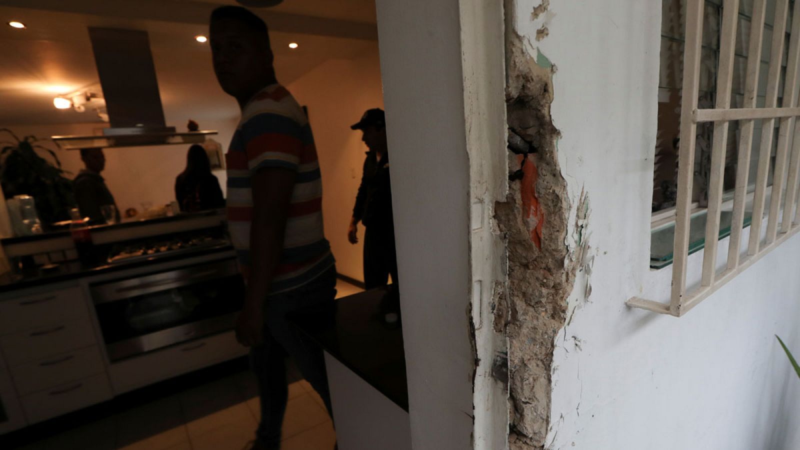 Los daños se ven en la residencia de Roberto Marrero, jefe de personal del líder opositor Juan Guaido, después de que fue detenido por agentes de inteligencia venezolanos,