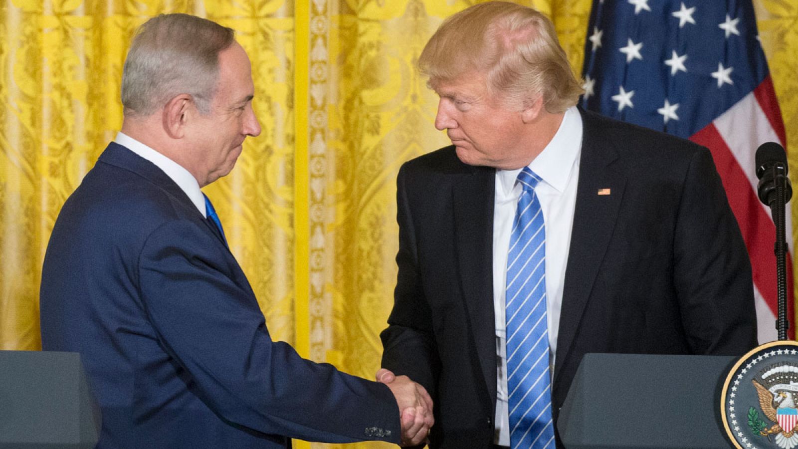 Donald Trump estrecha la mano del primer ministro israelí Benjamin Netanyahu en febrero de 2017