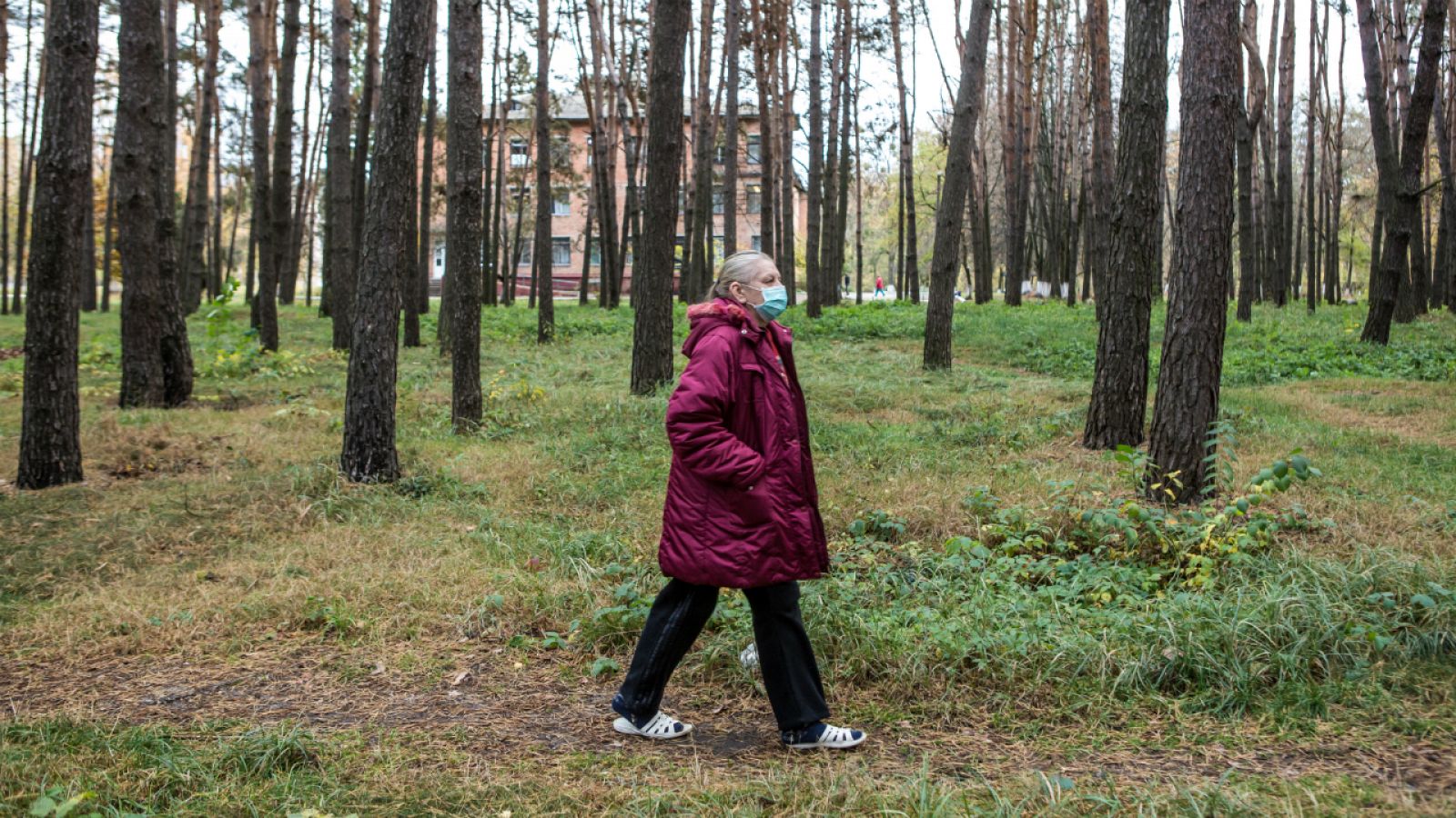 Halyna Uvarenko camina por el bosque que rodea el hospital regional de tuberculosis de Zhytomyr.