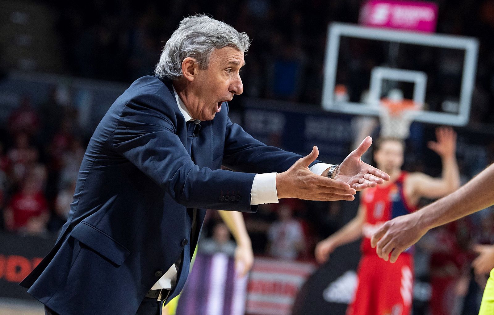 Pesic gesticula en el partido del Barça en Múnich