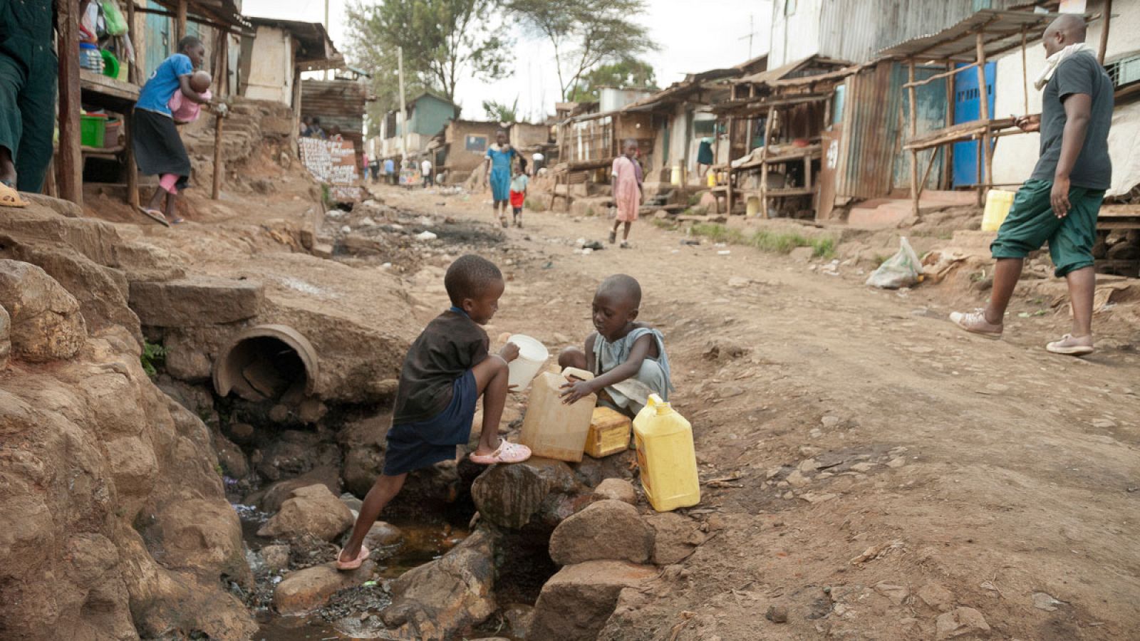 En los casos de conflictos prolongados muchos de los niños "no pueden llegar a fuentes de agua potable".