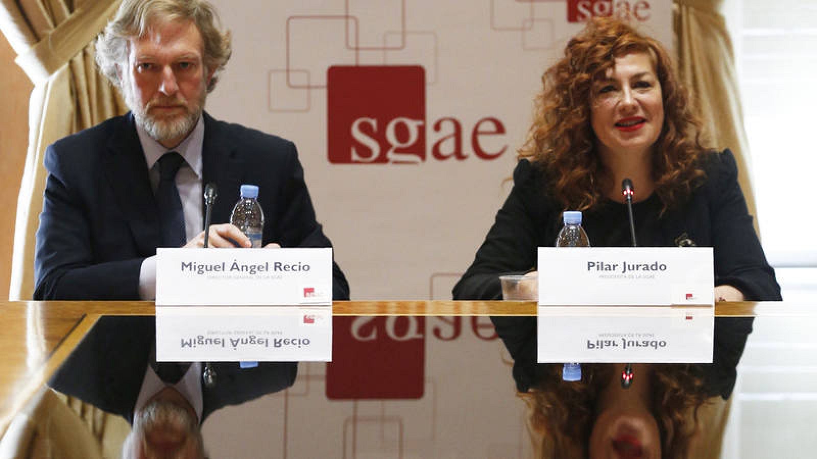 La presidenta de la SGAE, Pilar Jurado, y el nuevo director general, Miguel Recio.
