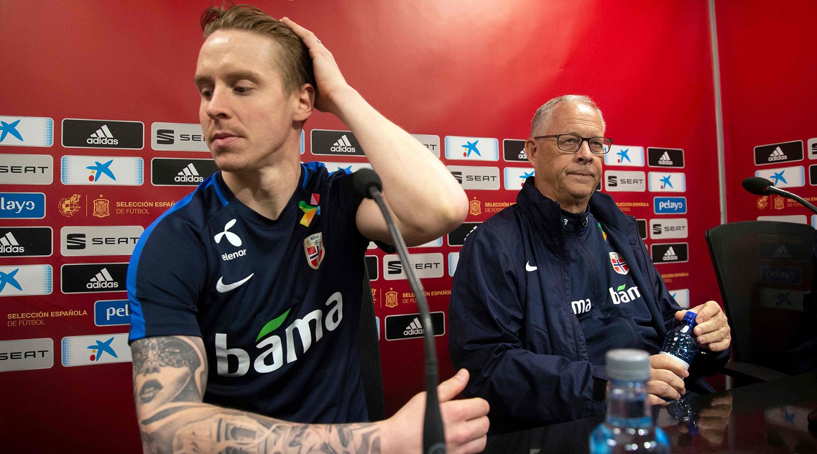 El seleccionador noruego Lars Lagerback y el capitán de la selección nórdica Stefan Johansen, en rueda de prensa.