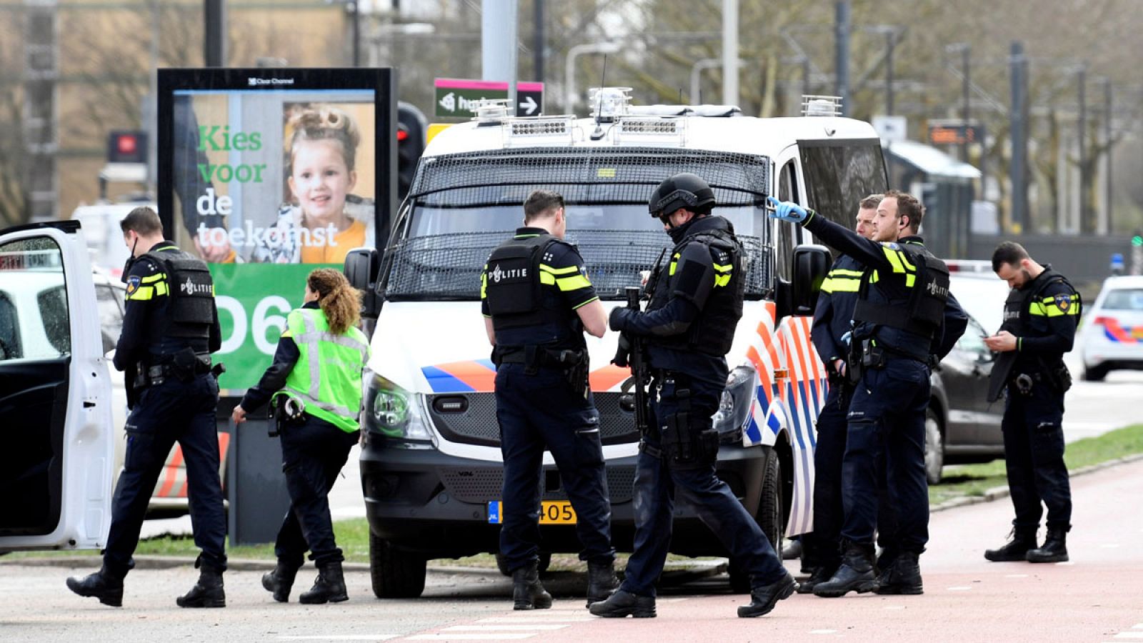 La policía holandesa en el lugar del ataque ocurrido en Utrecht, Holanda, en el que murieron tres personas.