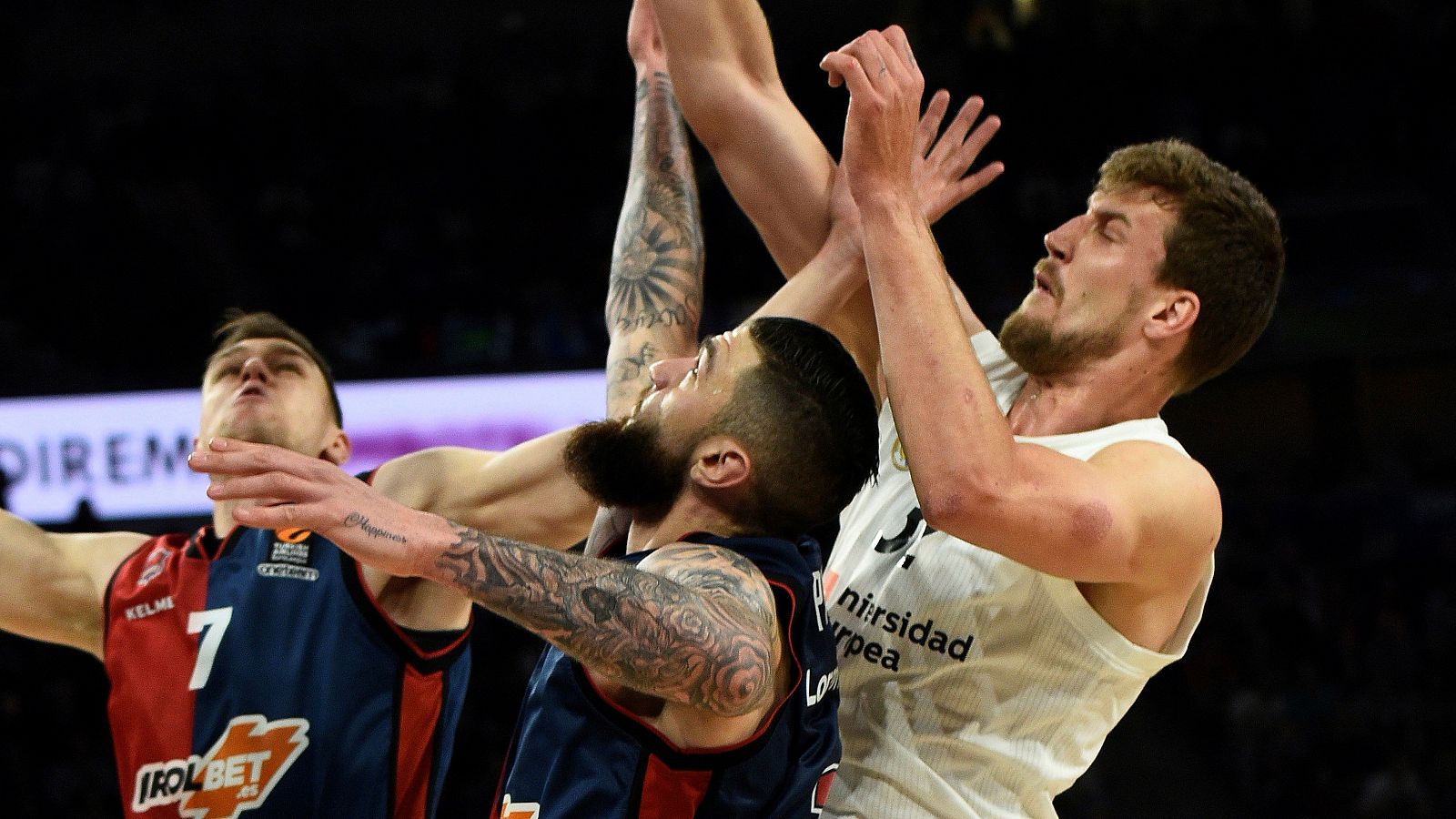 Baskonia impone su urgencia ante un Madrid ausente