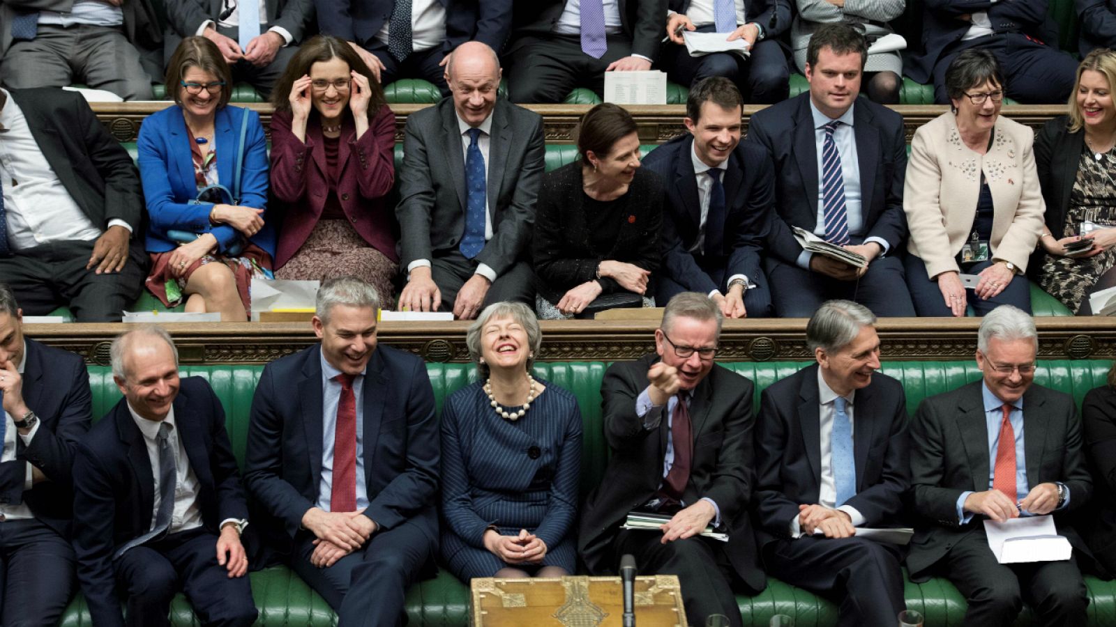 Theresa May, rodeada de su gabinete en el Parlamento británico.